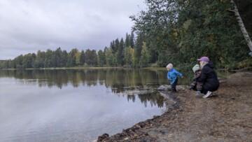Arkinen hetki lähiluonnossa tekee hyvää koko perheelle. Kuva: Mikko Kurki