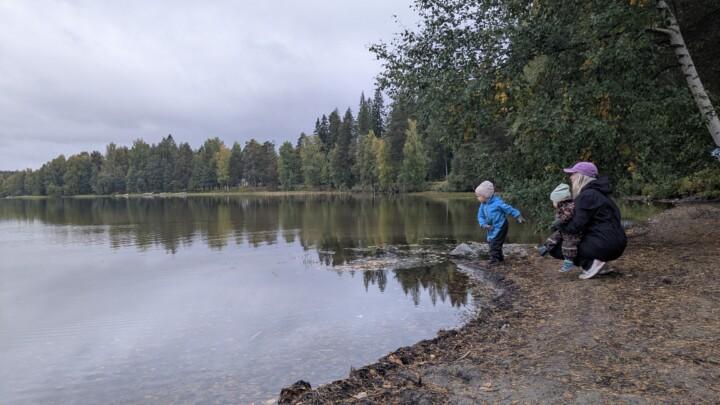 Arkinen hetki lähiluonnossa tekee hyvää koko perheelle. Kuva: Mikko Kurki